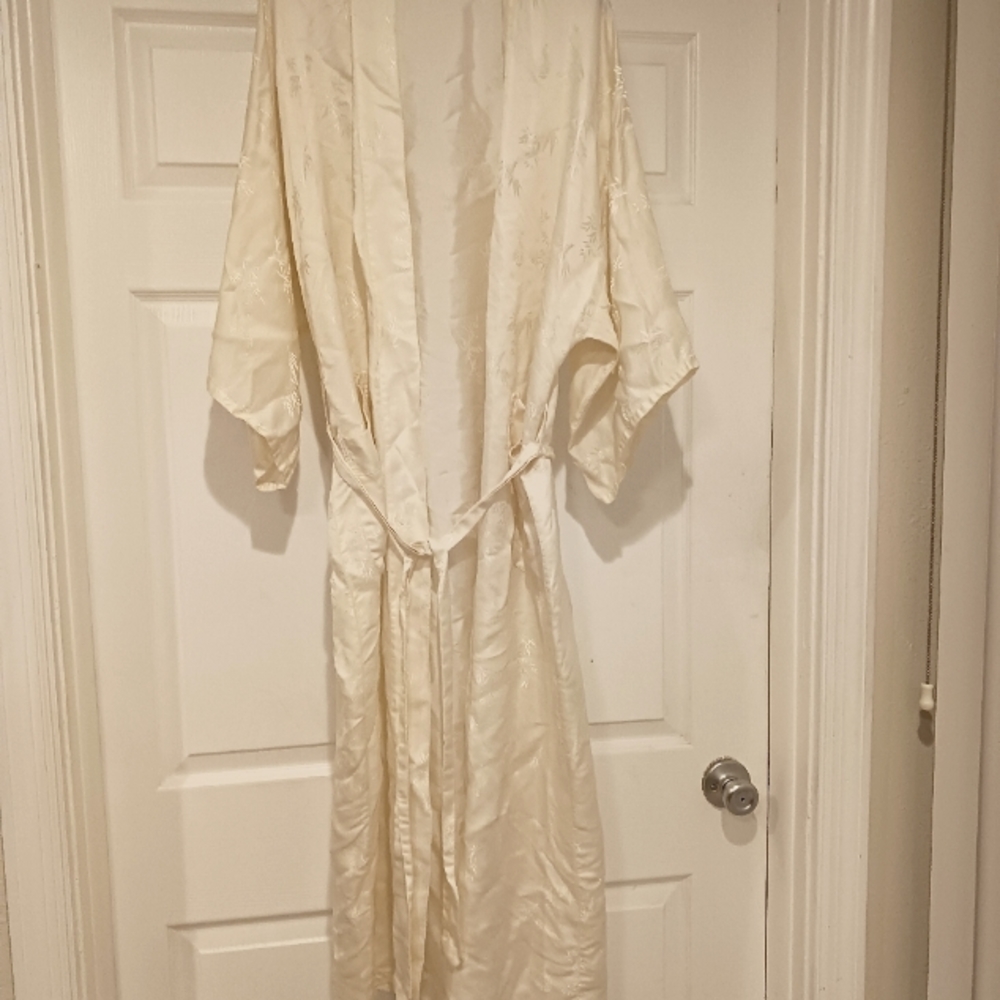 Women's Large Cream Chinese Silk robe. Very sexy.